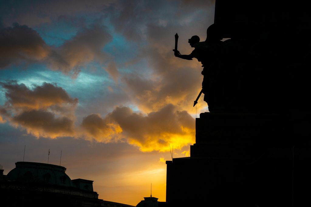 Between the sky and the sword 